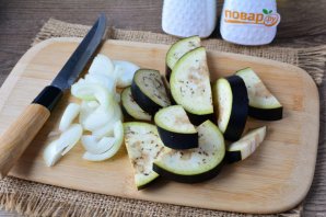 Крылышки с баклажанами в духовке