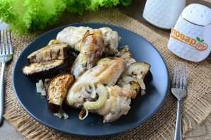 Крылышки с баклажанами в духовке