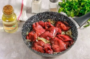 Куриная печень с сельдереем, яблоком и луком