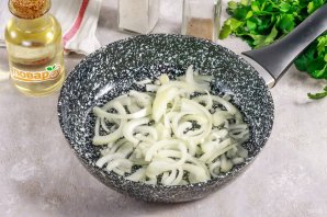 Куриная печень с сельдереем, яблоком и луком