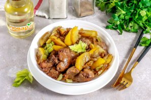Куриная печень с сельдереем, яблоком и луком