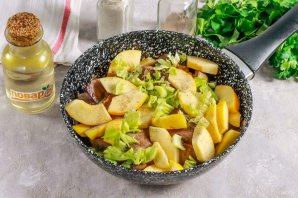 Куриная печень с сельдереем, яблоком и луком