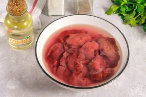 Куриная печень с сельдереем, яблоком и луком