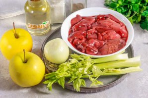 Куриная печень с сельдереем, яблоком и луком