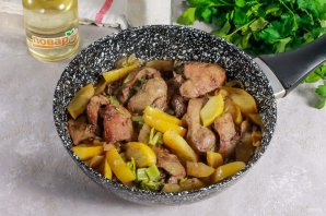 Куриная печень с сельдереем, яблоком и луком