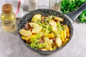 Куриная печень с сельдереем, яблоком и луком