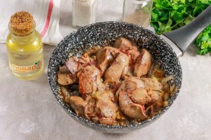 Куриная печень с сельдереем, яблоком и луком