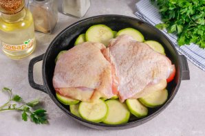 Куриные бедра с кабачками в духовке