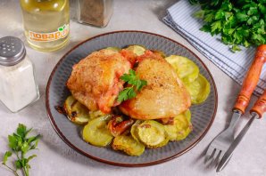 Куриные бедра с кабачками в духовке