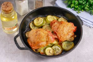 Куриные бедра с кабачками в духовке