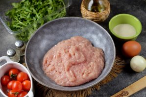 Куриные котлеты с помидорами и рукколой Куриные котлеты с помидорами и рукколой