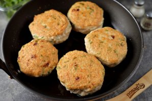 Куриные котлеты с помидорами и рукколой Куриные котлеты с помидорами и рукколой