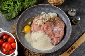 Куриные котлеты с помидорами и рукколой Куриные котлеты с помидорами и рукколой