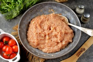 Куриные котлеты с помидорами и рукколой Куриные котлеты с помидорами и рукколой