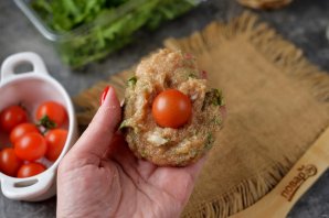 Куриные котлеты с помидорами и рукколой Куриные котлеты с помидорами и рукколой