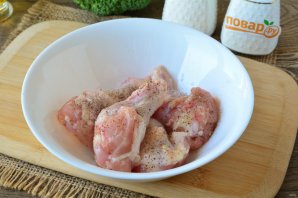 Куриные крылышки с брокколи в духовке