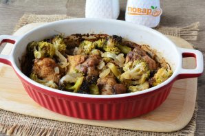 Куриные крылышки с брокколи в духовке