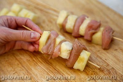 Куриные шашлычки с ананасами на шпажках