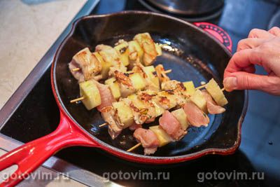 Куриные шашлычки с ананасами на шпажках