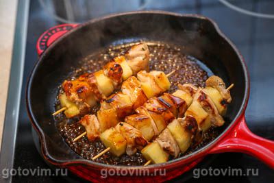 Куриные шашлычки с ананасами на шпажках