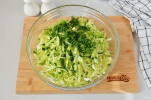 Легкий салат из пекинской капусты с курицей