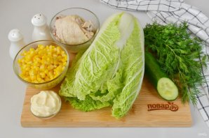 Легкий салат из пекинской капусты с курицей