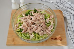 Легкий салат из пекинской капусты с курицей