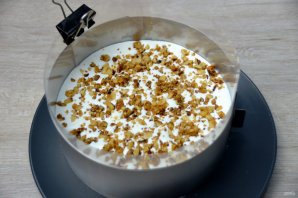 Медовый торт с клюквой и сметанным кремом