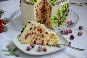 Медовый торт с клюквой и сметанным кремом