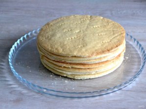 Медовый торт с клюквой и сметанным кремом