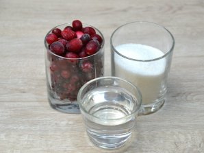 Медовый торт с клюквой и сметанным кремом