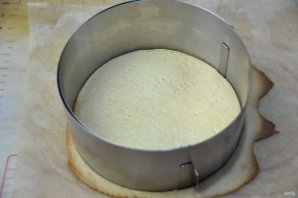 Медовый торт с клюквой и сметанным кремом