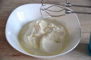 Медовый торт с клюквой и сметанным кремом