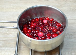 Медовый торт с клюквой и сметанным кремом