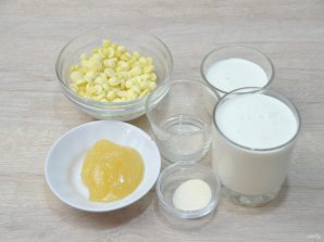 Медовый торт с клюквой и сметанным кремом