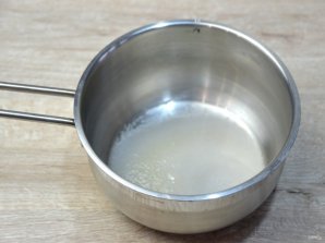 Медовый торт с клюквой и сметанным кремом