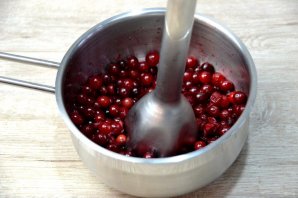 Медовый торт с клюквой и сметанным кремом