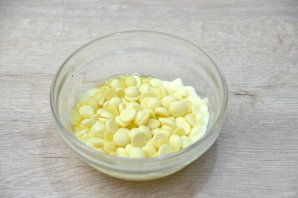 Медовый торт с клюквой и сметанным кремом