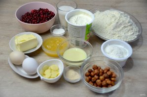 Медовый торт с клюквой и сметанным кремом