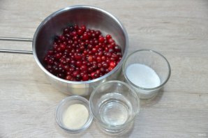 Медовый торт с клюквой и сметанным кремом