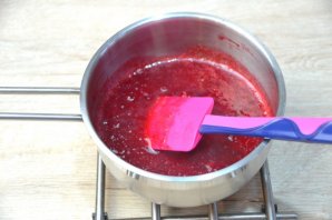 Медовый торт с клюквой и сметанным кремом