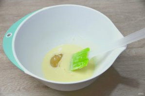 Медовый торт с клюквой и сметанным кремом