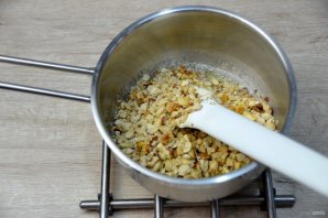 Медовый торт с клюквой и сметанным кремом