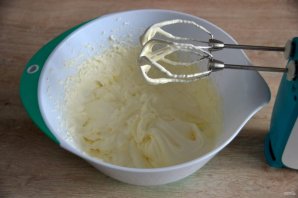 Медовый торт с клюквой и сметанным кремом