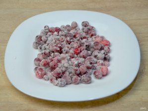 Медовый торт с клюквой и сметанным кремом