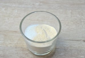 Медовый торт с клюквой и сметанным кремом