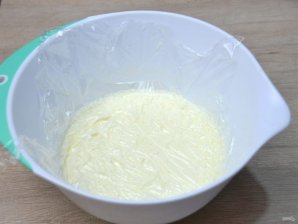 Медовый торт с клюквой и сметанным кремом