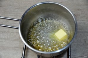 Медовый торт с клюквой и сметанным кремом