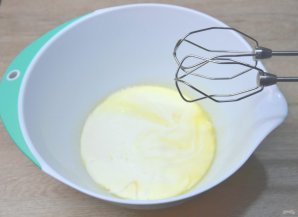 Медовый торт с клюквой и сметанным кремом