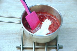 Медовый торт с клюквой и сметанным кремом